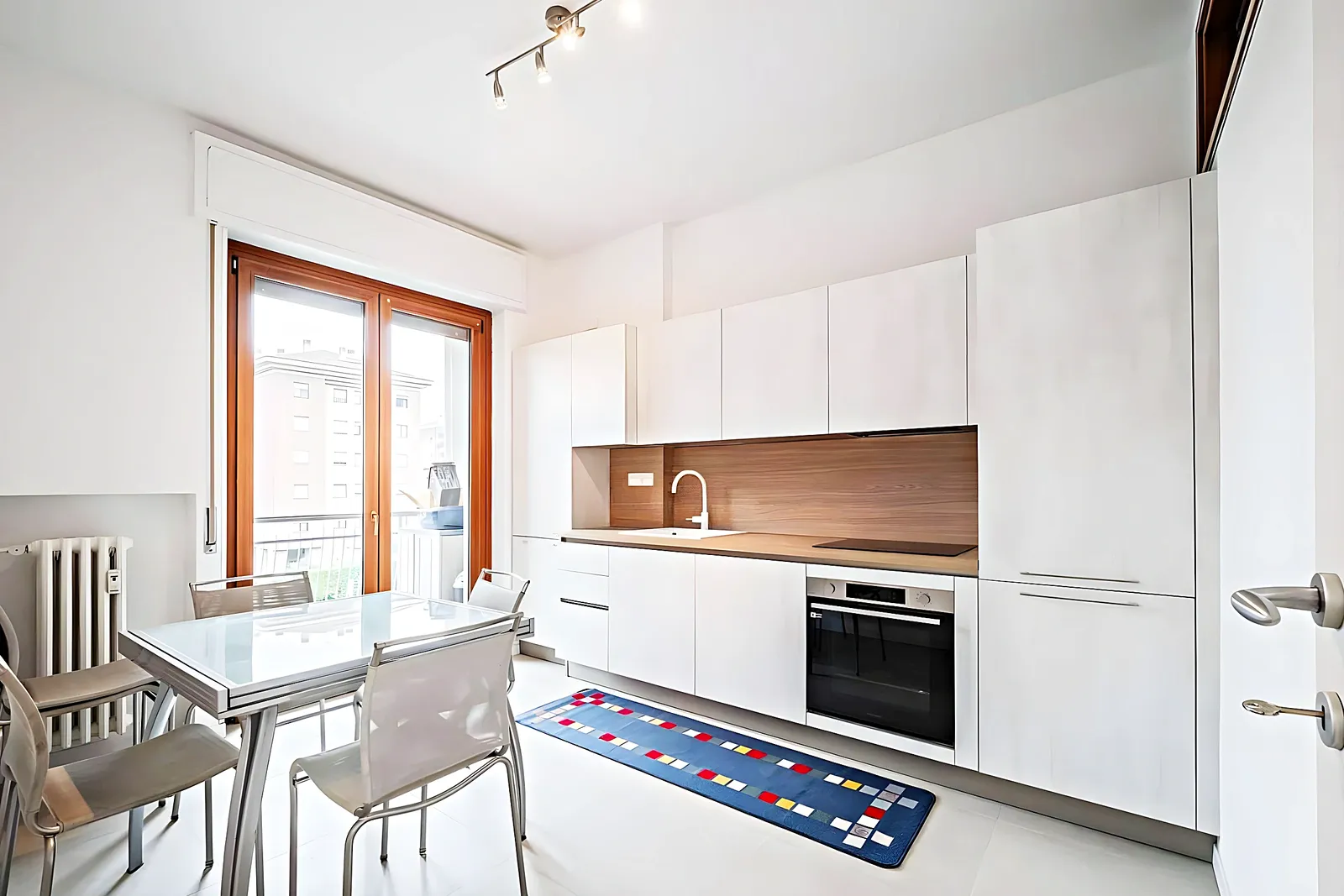 Cocina nueva y luminosa en un apartamento reformado para vivir todo el año en Cubelles