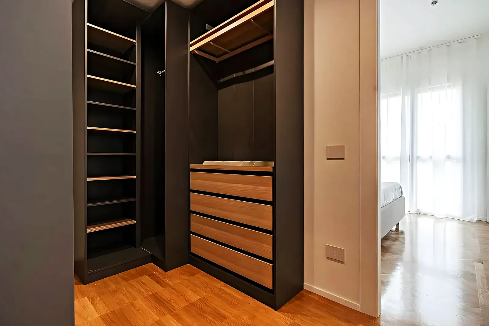 Vestidor de carpintería a medida en madera y negro, rematado en una reforma integral en Vilanova